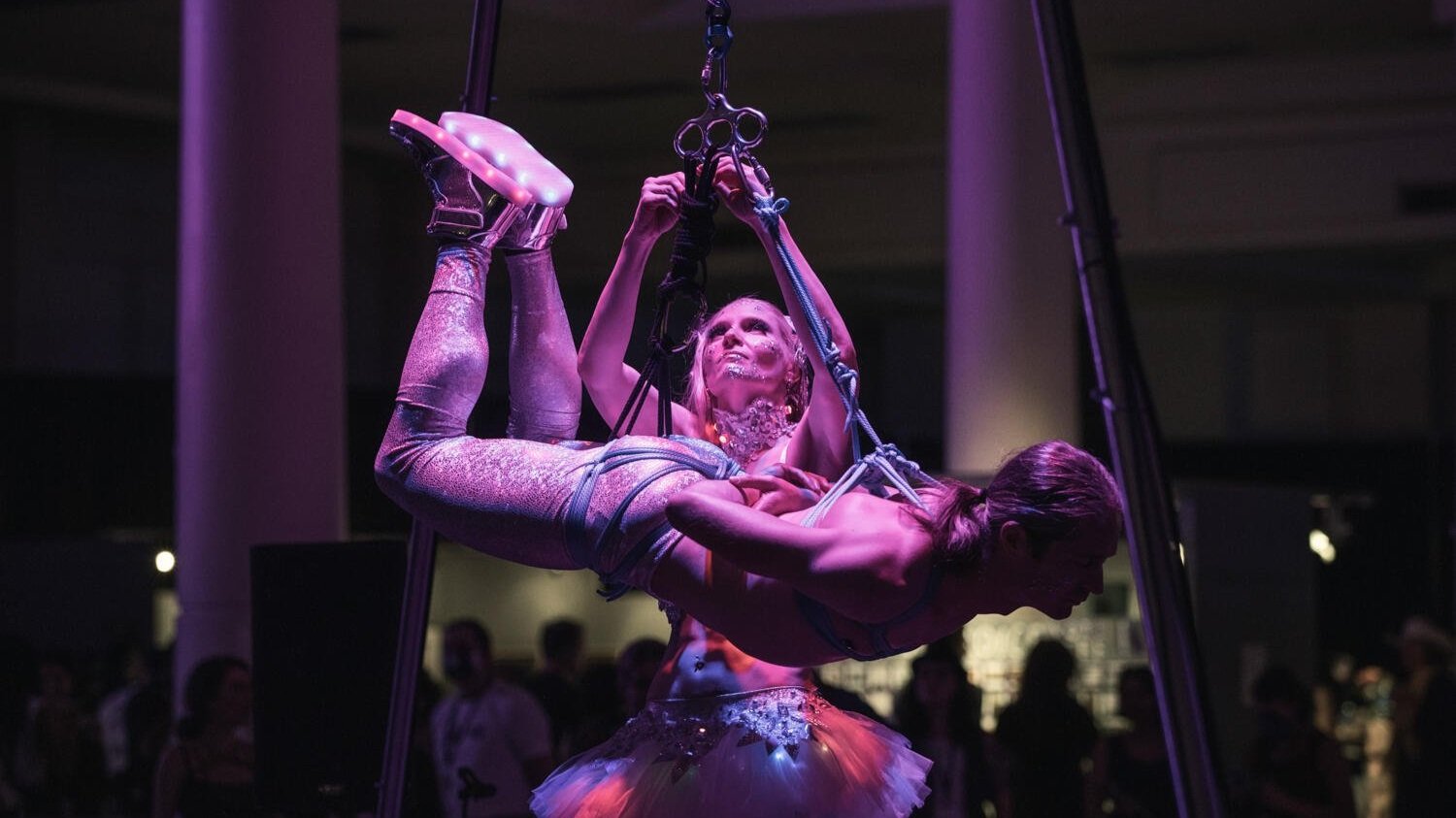 Agenda da Twisted Windows: festas imersivas, cordas e educação kink